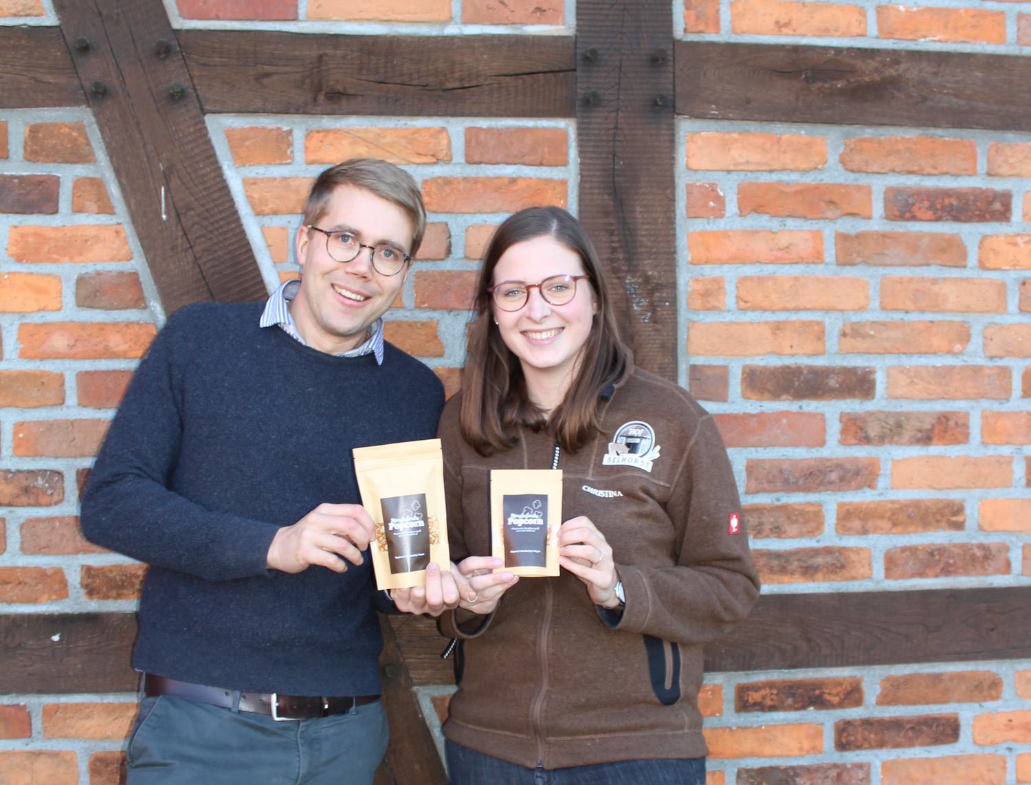 Christina und Christoph Selhorst mit Münsterländer Popcornmais-Tüten
